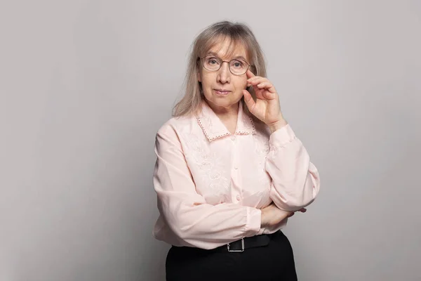 Mujer Mayor Seria Gafas Sobre Fondo Blanco — Foto de Stock