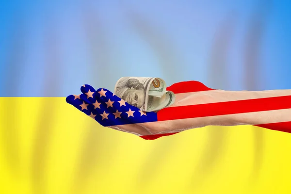 Hand Usa Vlag Kleuren Geven Amerikaanse Dollar Bankbiljet Oekraïense Vlag — Stockfoto