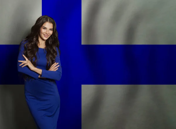 Bonita Morena Con Brazos Cruzados Sonriendo Fondo Bandera Finlandia —  Fotos de Stock