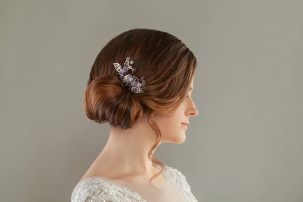 Penteado Casamento Beleza Decorado Com Jóias Cabeça Feminina Visão Traseira — Fotografia de Stock