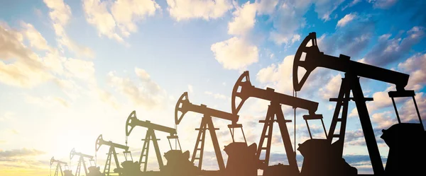 Oliepompkrik Olieindustrie Apparatuur Silhouet Tegen Blauwe Lucht Wolken Achtergrond — Stockfoto