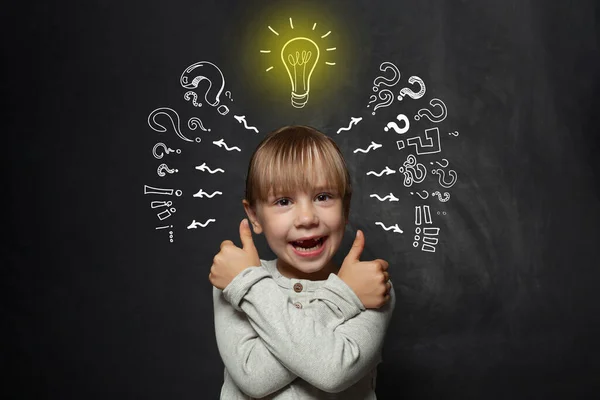 電球のかわいい子供 アイデアのコンセプト — ストック写真