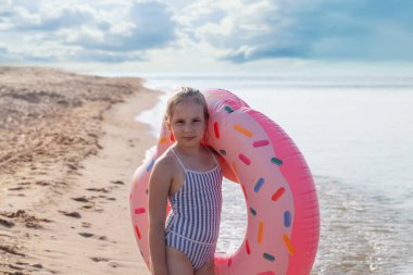 Yaz tatili. Şişirilebilir yüzüklü sevimli kız.