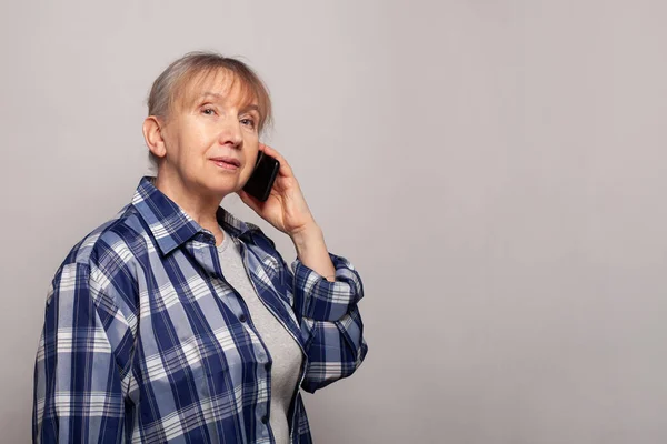 Primo Piano Della Donna Anziana Utilizzando Smartphon — Foto Stock