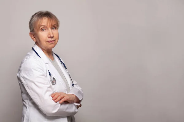 Медсестра Доктор Стоящая Скрещенными Руками Смотрящая Камеру — стоковое фото
