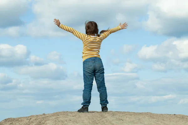 Niña Disfrutando Aire Libre Concepto Libertad Viajes Vacaciones — Foto de Stock