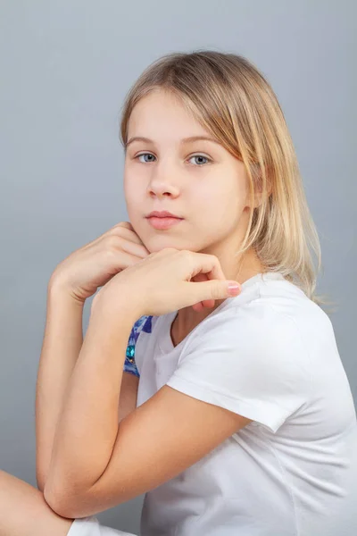 Pretty Little Girl Zbliżenie Studio Portret — Zdjęcie stockowe