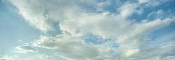 Άσπρα Σύννεφα Στον Ουρανό Πρωί — Φωτογραφία Αρχείου