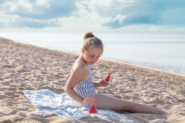 可爱的孩子在海滩上吃西瓜 — 图库照片