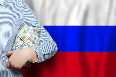 Rus bayrağına karşı cam kavanozda 100 Amerikan doları nakit para