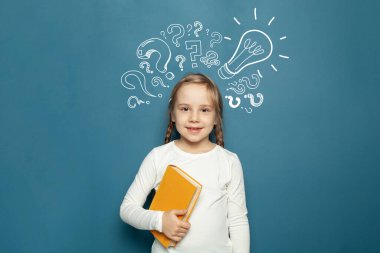 Harika bir fikir. Zeki, yaratıcı kız portresi.