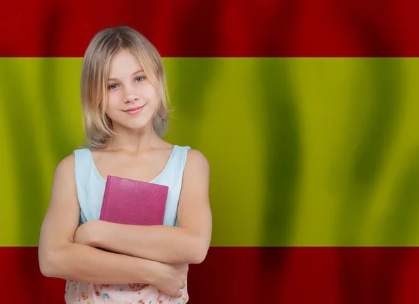 Девушка Книгой Фоне Испанского Флага Концепция Школы Образования Испании — стоковое фото