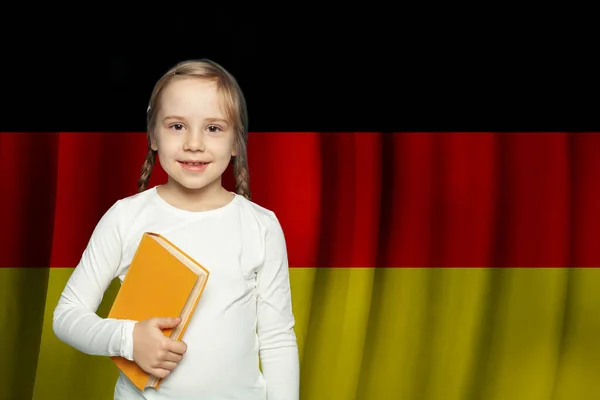 Educación Escuela Alemania Hermosa Niña Linda Con Libro Contra Fondo —  Fotos de Stock