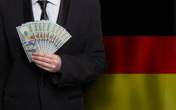 Hombre Negocios Alemán Con Billetes 100 Dólares Frente Bandera Alemania —  Fotos de Stock