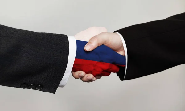 俄罗斯的合作和商业与白底握手 — 图库照片