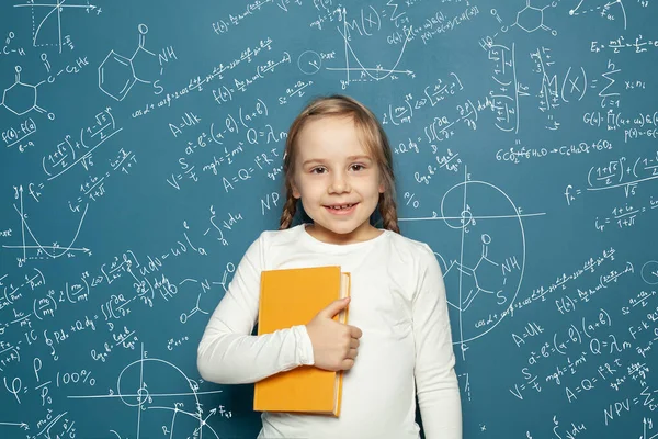 Симпатична Допитливість Студентки Математики Синьому Шкільному Фоні Малюнками Рук Науковий — стокове фото