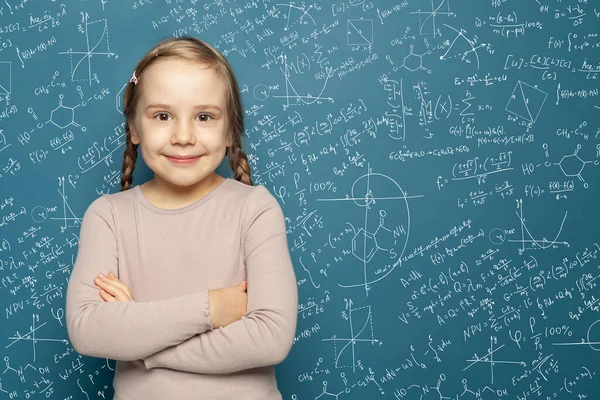 成功した女性のキャリアの概念 陽気な女の子数学学生オン青学校Chalkboard Backgroundとともに手描き科学式パターン — ストック写真