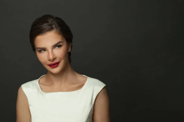 Söt Brunett Mode Modell Kvinna Porträtt Svart Bakgrund Med Kopia — Stockfoto