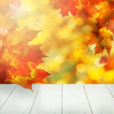 Ahşap dokusu ve sonbahar yaprakları, sonbahar konsepti