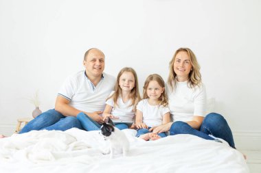 Mutlu aile fotoğrafı. Anne ve babadan iki kız çocuğu. Annem, babam ve kızlar gülümsüyor.