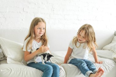 Yavru köpeği olan küçük kızlar.