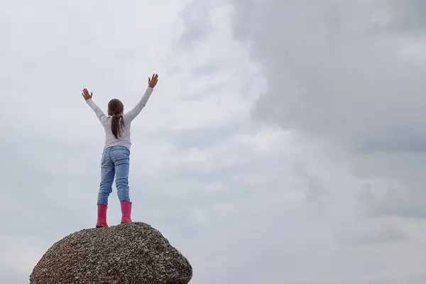 Niño Feliz Aire Libre Con Las Manos Fondo Azul Del — Foto de Stock