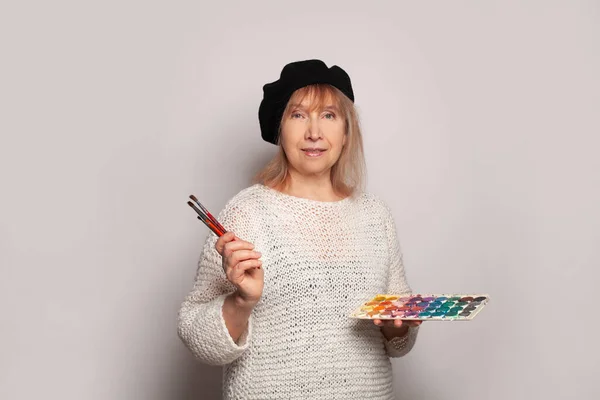 Donna Anziana Pittura Sfondo Bianco Hobby Concetto Svago — Foto Stock