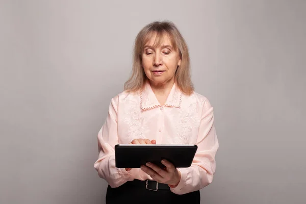 Bella Anziana Donna Anziana Con Tablet Mano Lavoro Sfondo Grigio — Foto Stock