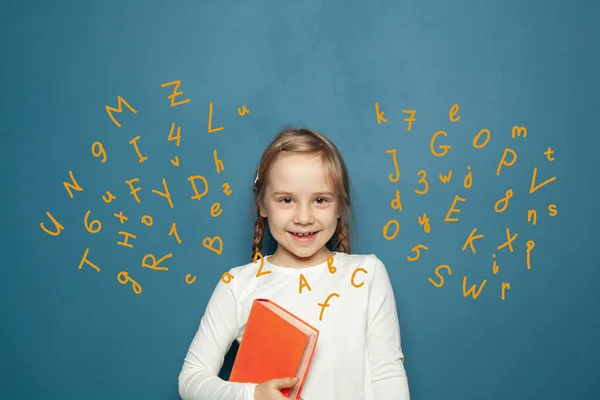 Gelukkig Glimlachen Kind Meisje Met Boek Hebben Plezier Tegen Blauw — Stockfoto