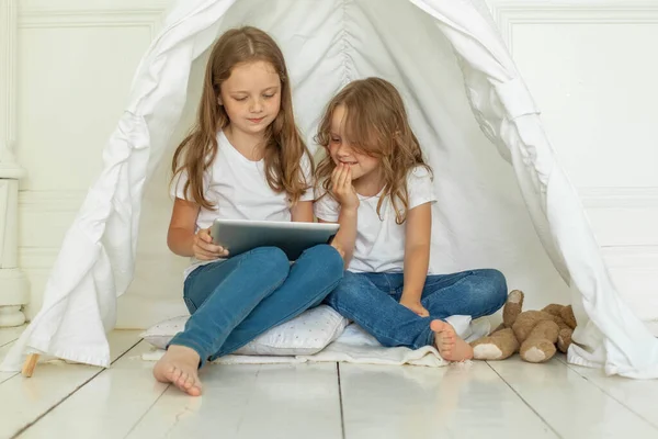 Gelukkig Kinderen Met Behulp Van Een Tablet Computer Woonkamer Thuis — Stockfoto