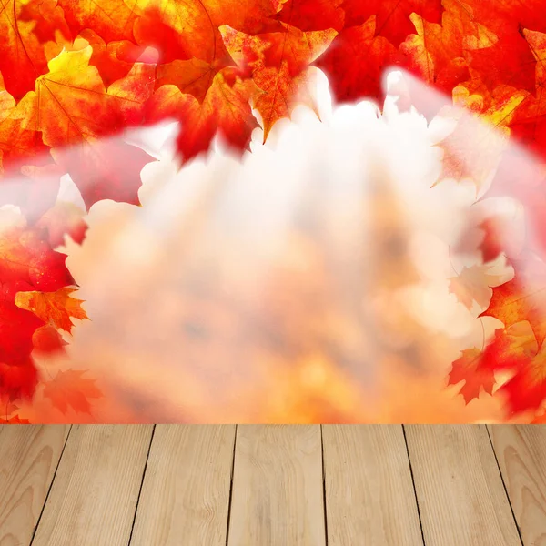 秋の葉とテキストのためのコピースペースを持つ木製の背景 — ストック写真