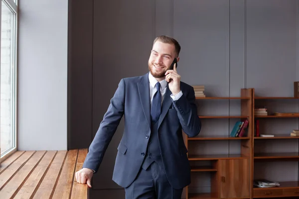 Succesvolle Jonge Knappe Zakenman Met Behulp Van Telefoon — Stockfoto