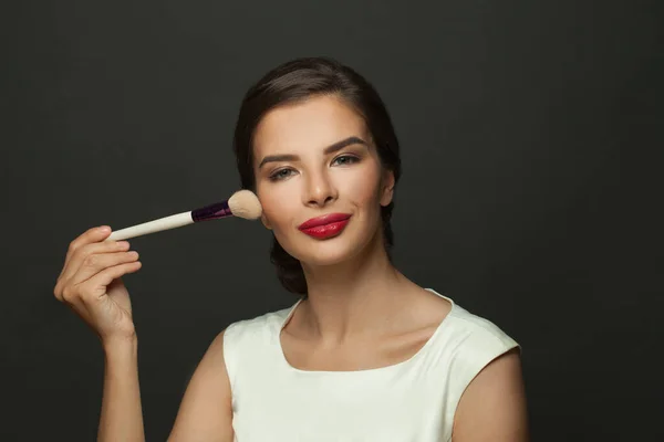 Elegante Mujer Elegante Sonriendo Cámara Sosteniendo Cepillo Maquillaje Sobre Fondo —  Fotos de Stock