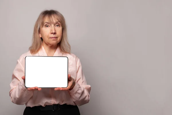 Жінка Середнього Віку Цифровим Планшетом Білим Порожнім Дисплеєм Сірому Банерному — стокове фото