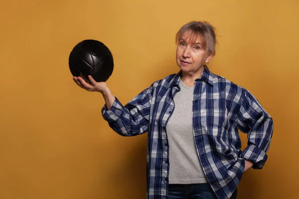 Ritratto Donna Anziana Che Tiene Pallone Calcio Sullo Sfondo Giallo — Foto Stock