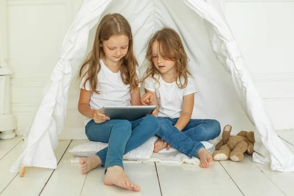Mooie Glimlachende Kids Meisjes Met Tablet Computer Zitten Vloer Witte — Stockfoto