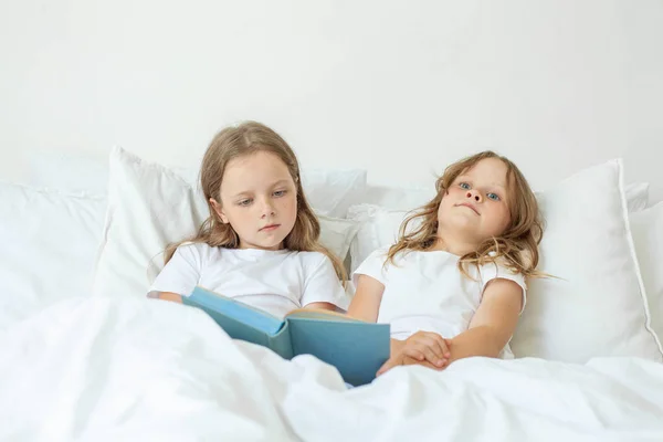 Leuke Kleine Meisjes Die Thuis Een Verhaal Lezen — Stockfoto