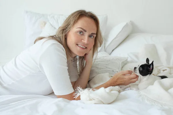 Woman Sitting Her Chihuahua Dog Sofa Room — Stock Photo, Image