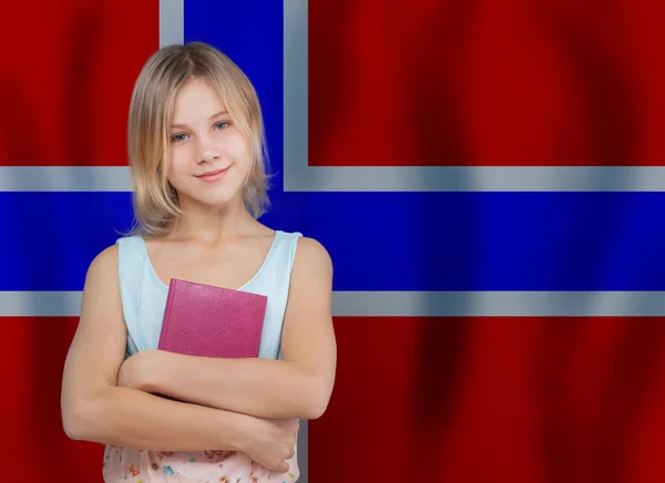 若いです美しいですブロンド女の子に対してノルウェーの旗の背景 — ストック写真