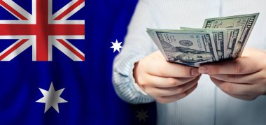 Avustralya 'da iş, finans ve döviz kurları konsepti. Avustralya bayrağı için Amerikan Doları nakit para
