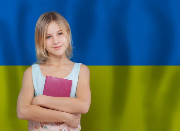 Escuela Educación Ucrania Concepto Niño Inteligente Sosteniendo Libro Contra Bandera Fotos de stock