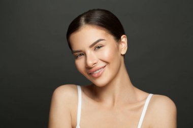 Temiz tenli, güzel yüzlü, esmer, genç bir kadın.