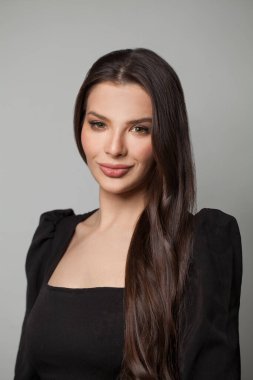 Sağlıklı saçı ve teni olan güzel bir kadının moda portresi.