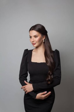 Güzel kadın model stüdyo zarif siyah elbise poz