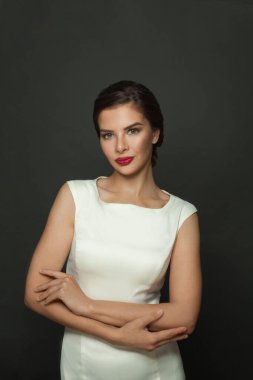 Kırmızı dudak makyajlı çekici, modaya uygun bir kadının portresi.