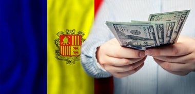 Andorra bayrağına karşı 100 dolarlık banknotları tutan eller