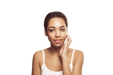 Beyaz arka planda izole edilmiş genç Afrikalı Amerikalı kadın.