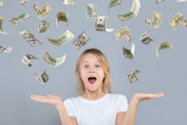 Gri arka planda bize bir dolar borcu olan şaşırmış genç kız.