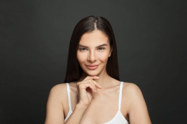 Siyah arka planda temiz ciltli neşeli bir spa modeli.