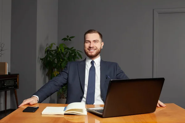 Erfolgreicher Geschäftsmann Lächelt Amt — Stockfoto